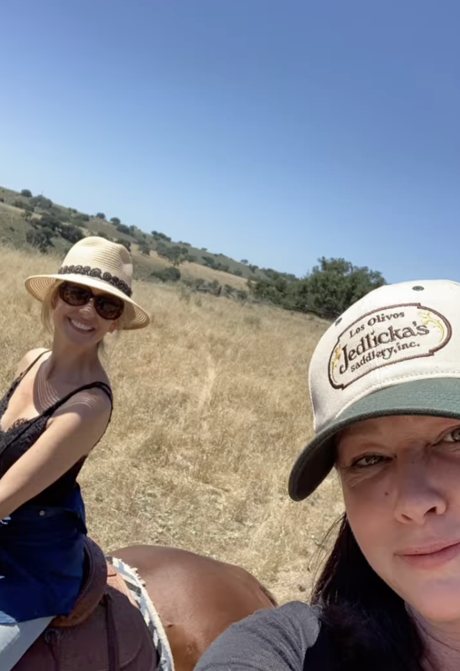 Shannen Doherty and Sarah Michelle Gellar horse back riding.