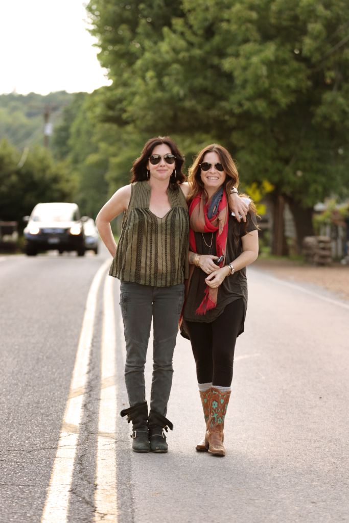 Holly Marie Combs standing beside Shannen Doherty.