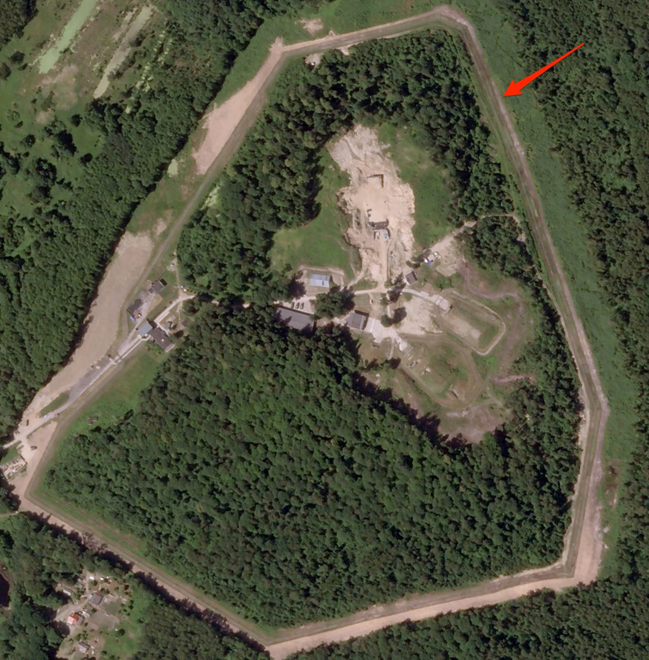 An annotated arrow shows multiple perimeter layers surrounding a facility in Kaliningrad.