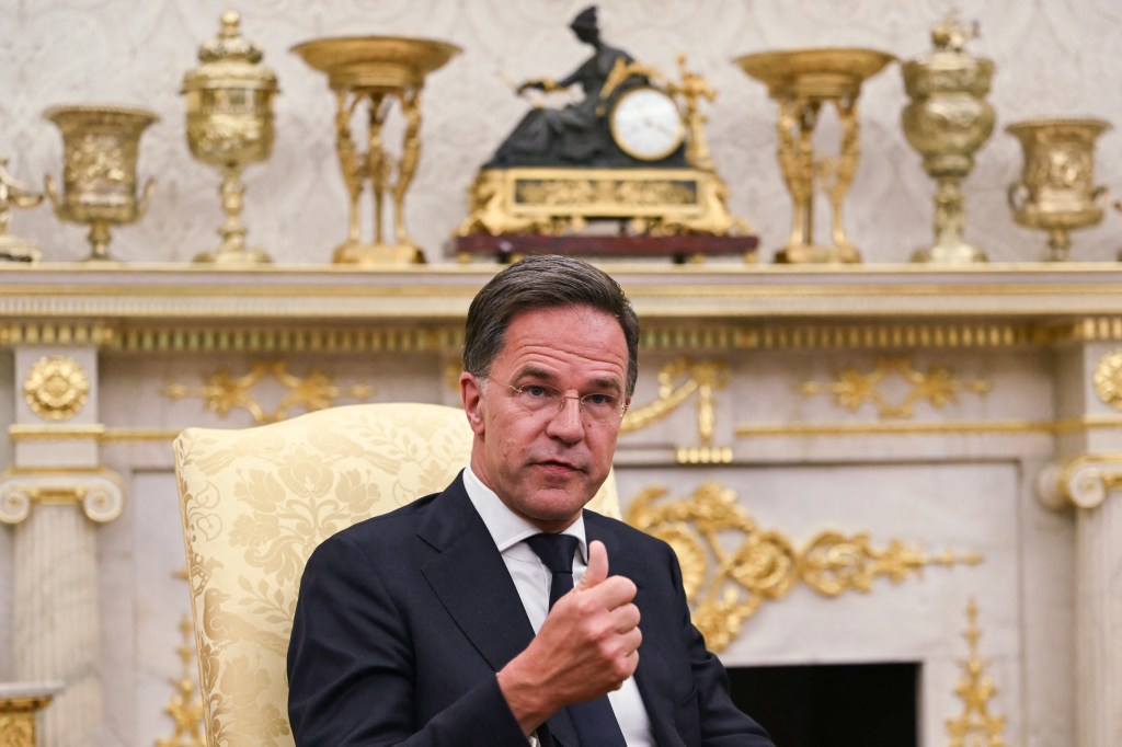 Mark Rutte giving a thumbs up.
