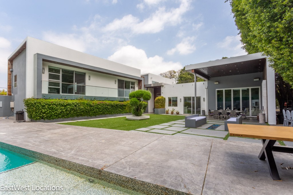 Encino home where a murder occurred.