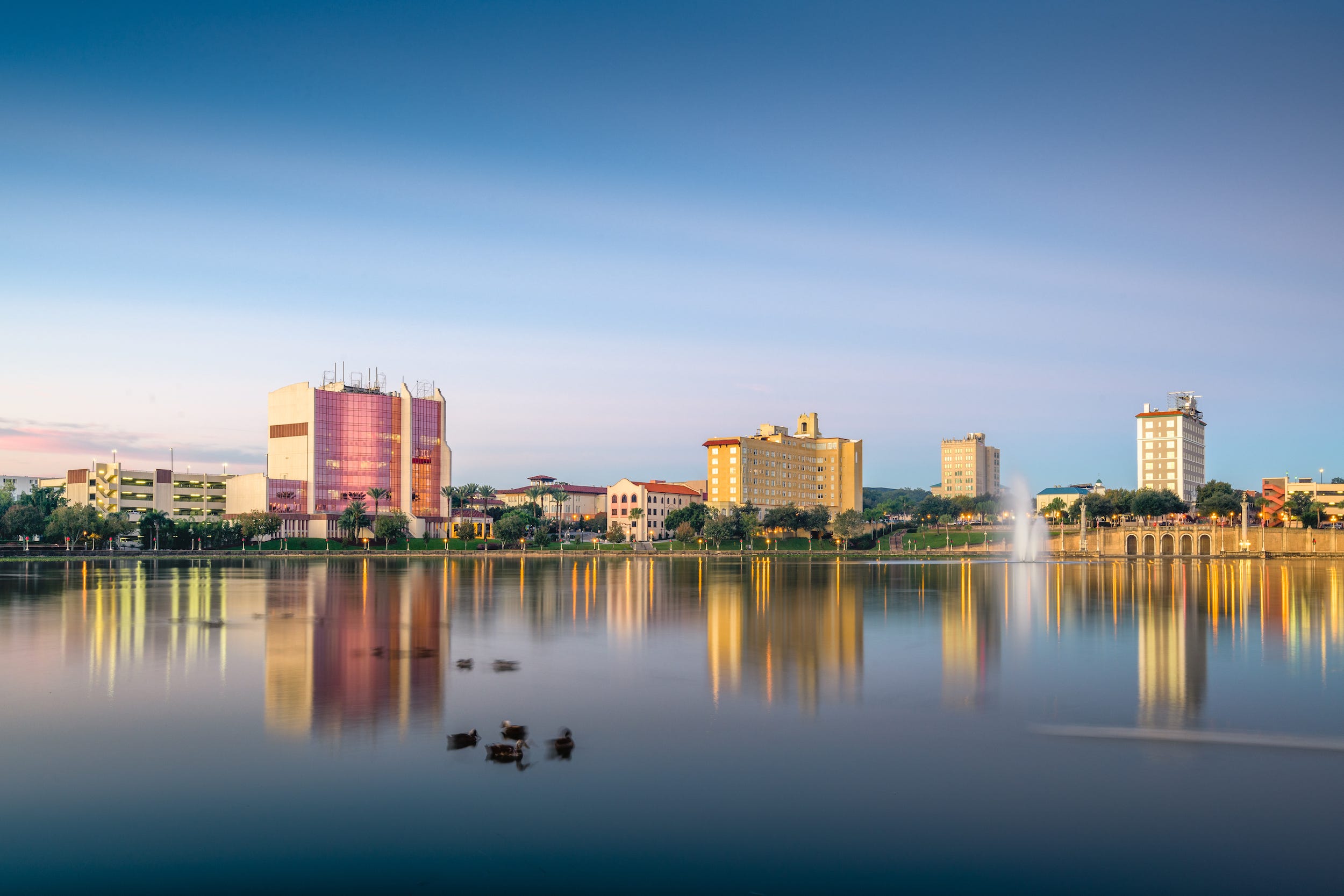 The skyline of Lakeland, Florida overlooking water.