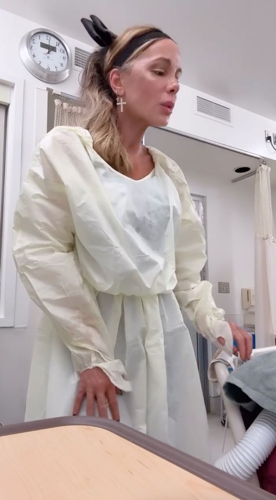 Kate Beckinsale singing to her mom, Judy Loe, at the hospital.