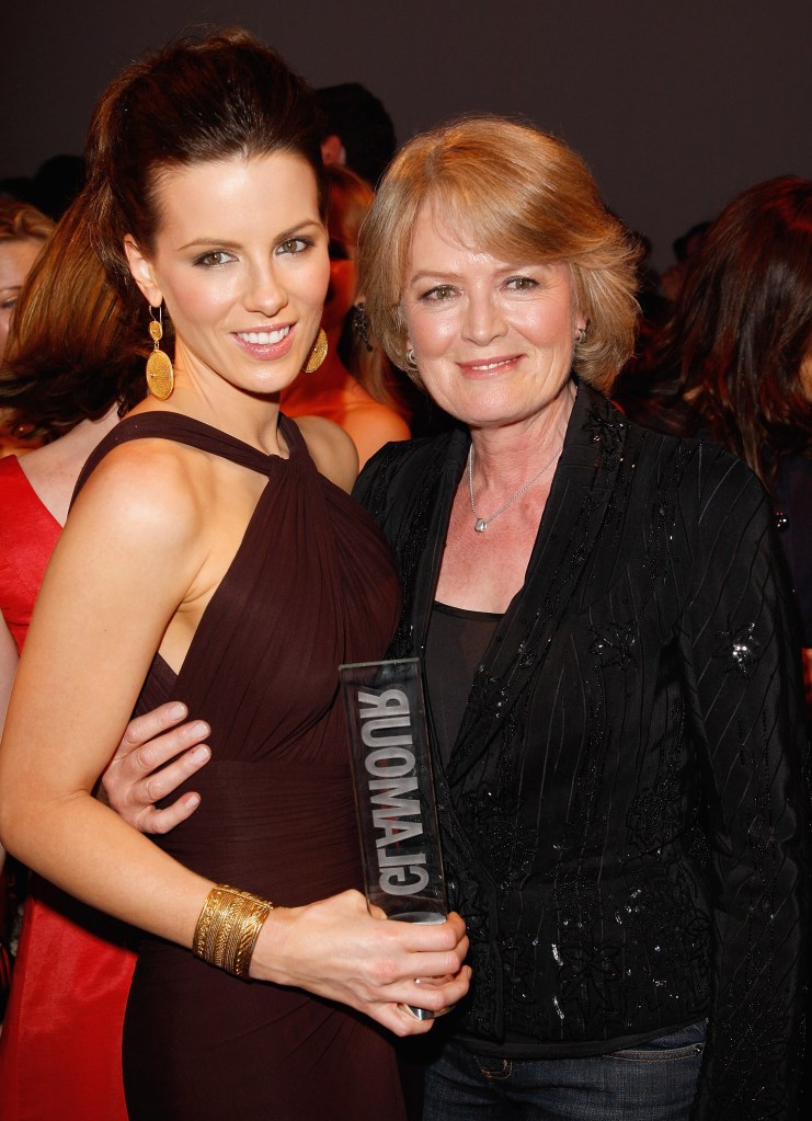 Kate Beckinsale with her mother, Judy Loe, on the red carpet.