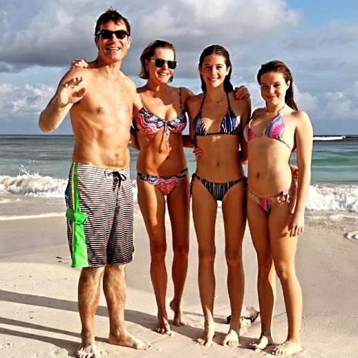 Jerry O'Connell, Rebecca Romijn and twin daughters on the beach
