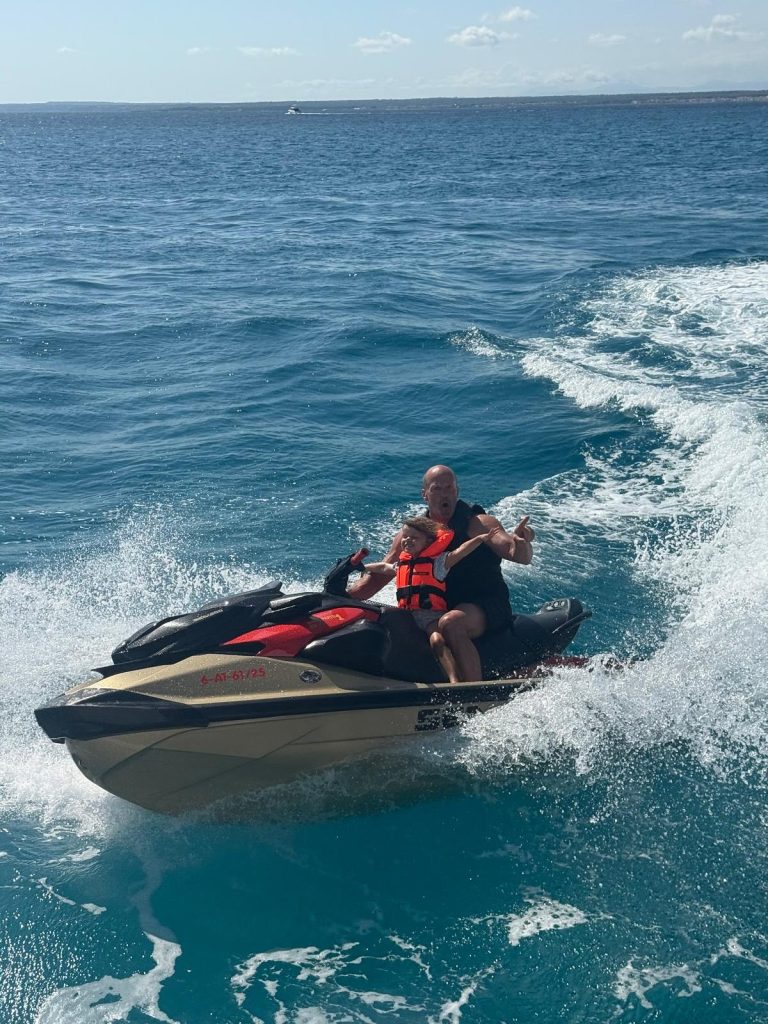 Look dad, no hands! Jason Statham’s daughter Isabella, 3, looks like a budding action star as she and pops hit the water off Positano, Italy.
