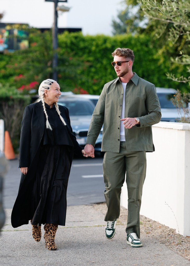 Sia and Harry Jowsey are seen leaving 'Ca Del Sole' Restaurant on July 19, 2025 in Los Angeles, Calif