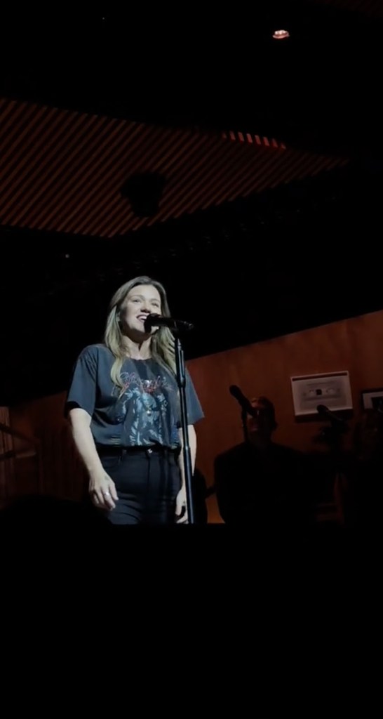 Kelly Clarkson via TikTok Sunday