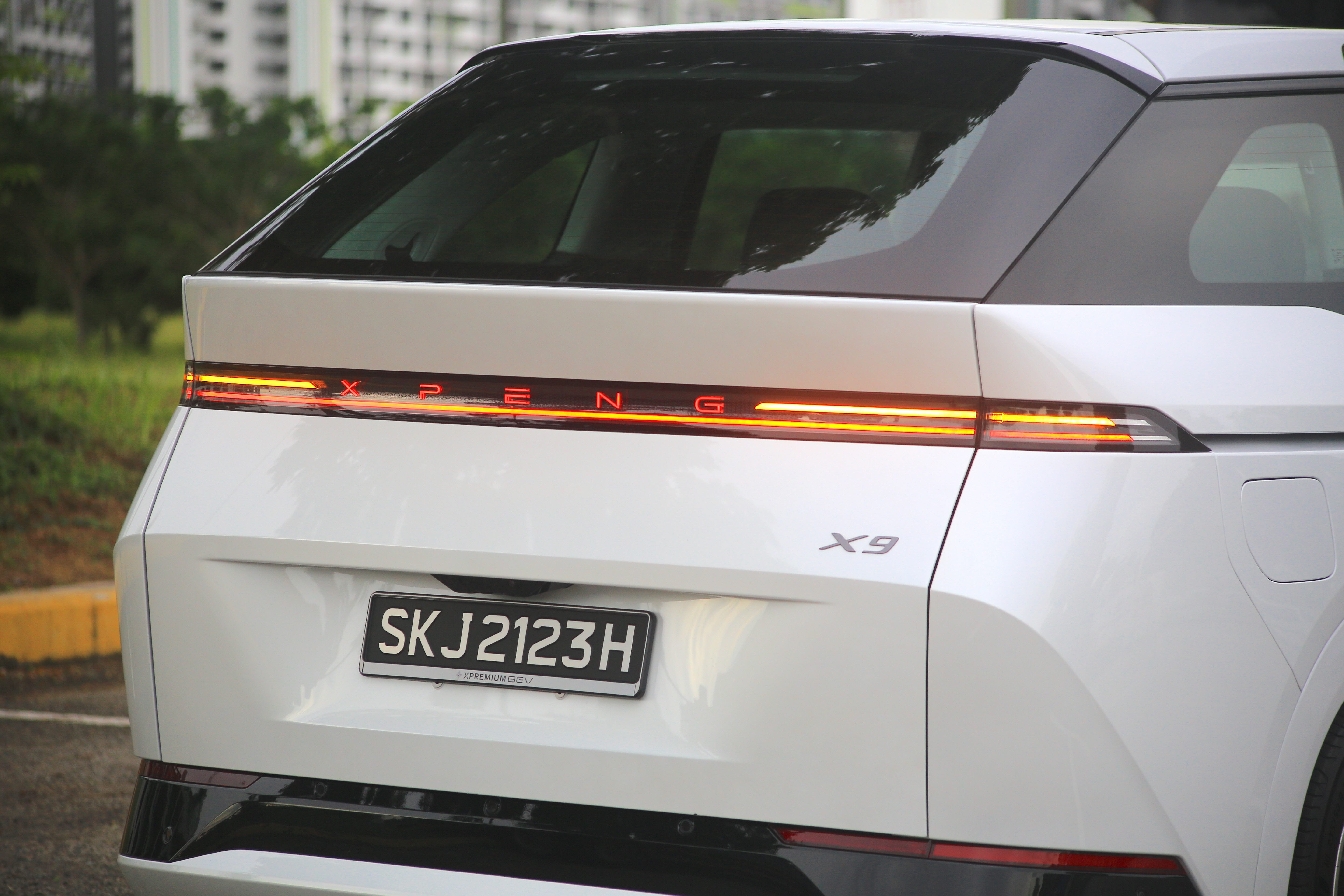 XPeng X9 is equipped with an easy-to-use park assist system.