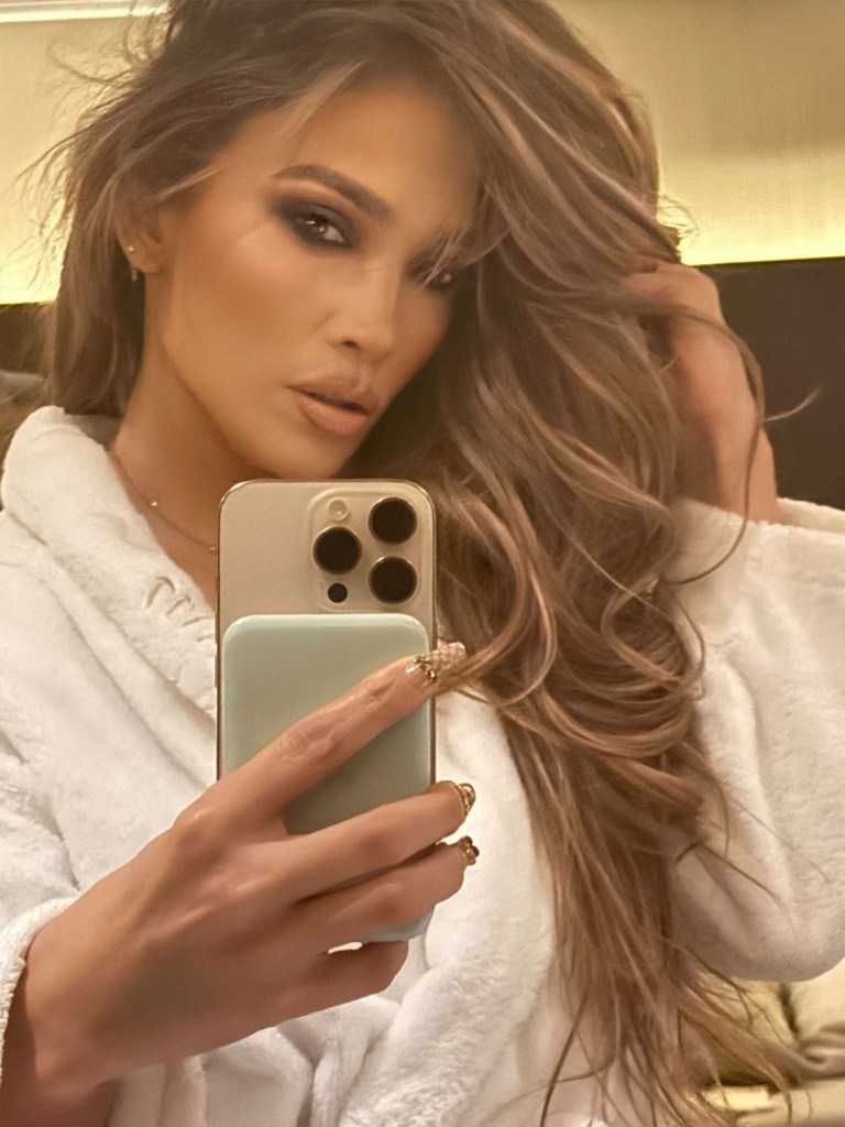 Jennifer Lopez selfie