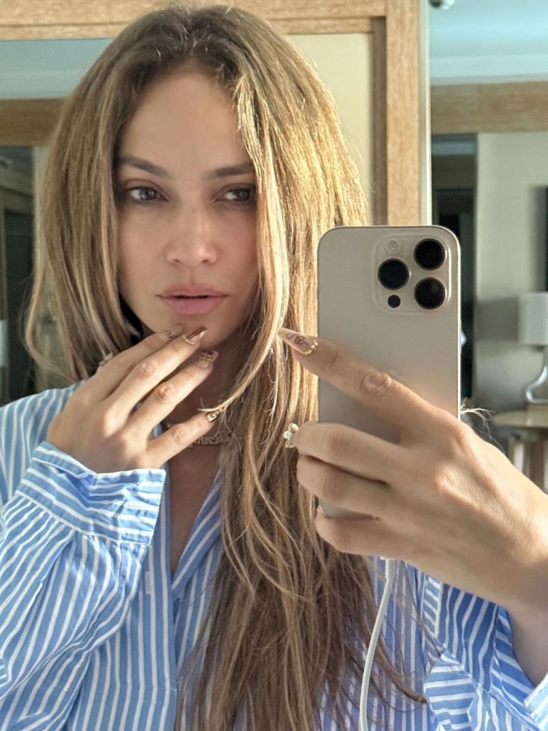 Jennifer Lopez makeup-free selfie