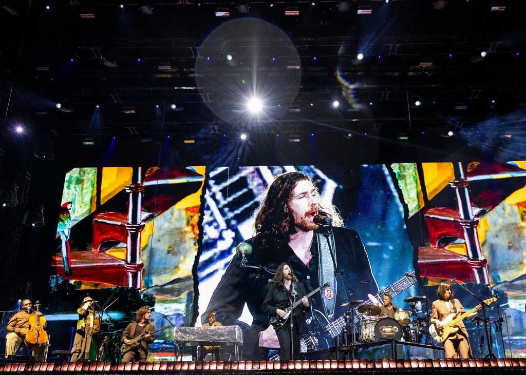 Hozier performing at the 2025 Festival d'été de Québec.