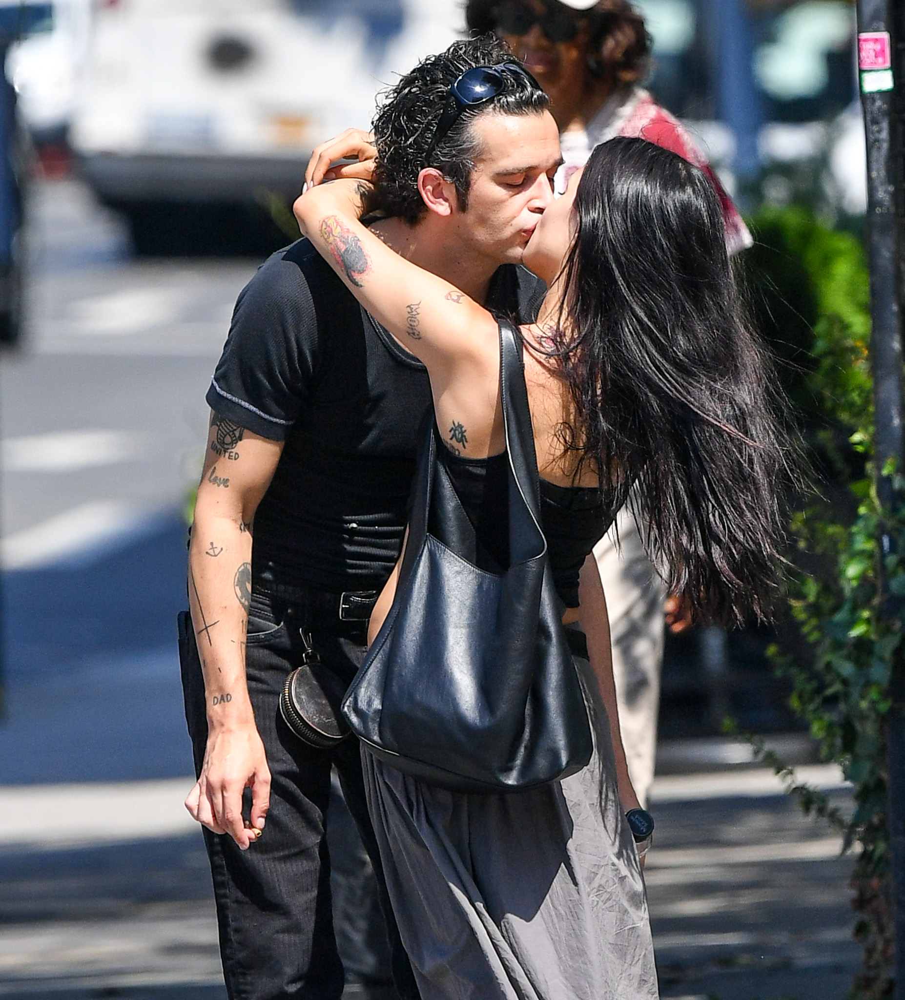 Matty Healy kissing Gabriette Bechtel in public. 