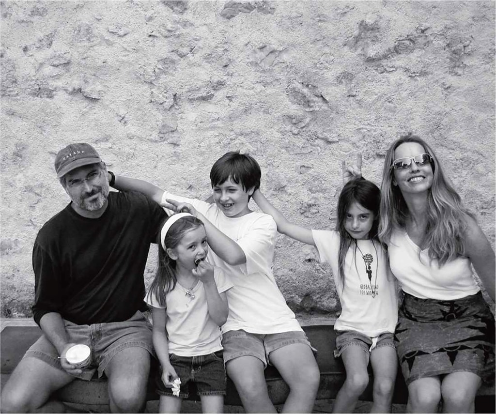 Steve Jobs with kids Eve, Reed and Erin and wife Laurene in Ravello, Italy, 2003. 