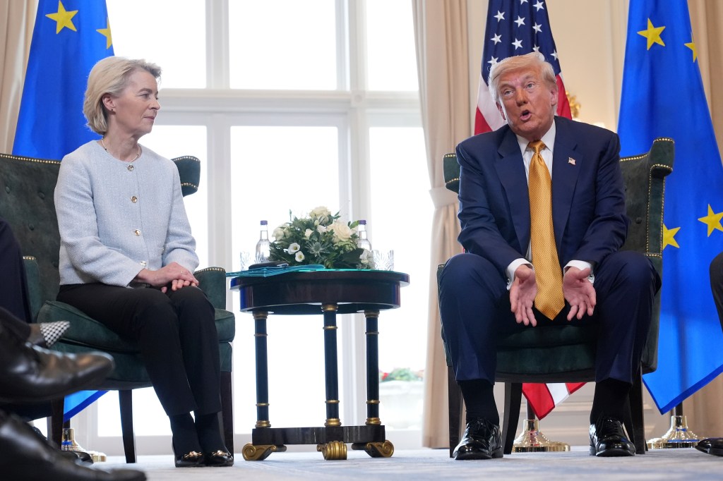 Donald Trump and Ursula von der Leyen in a meeting.