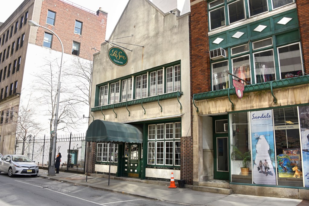 La Serre Restaurant building.