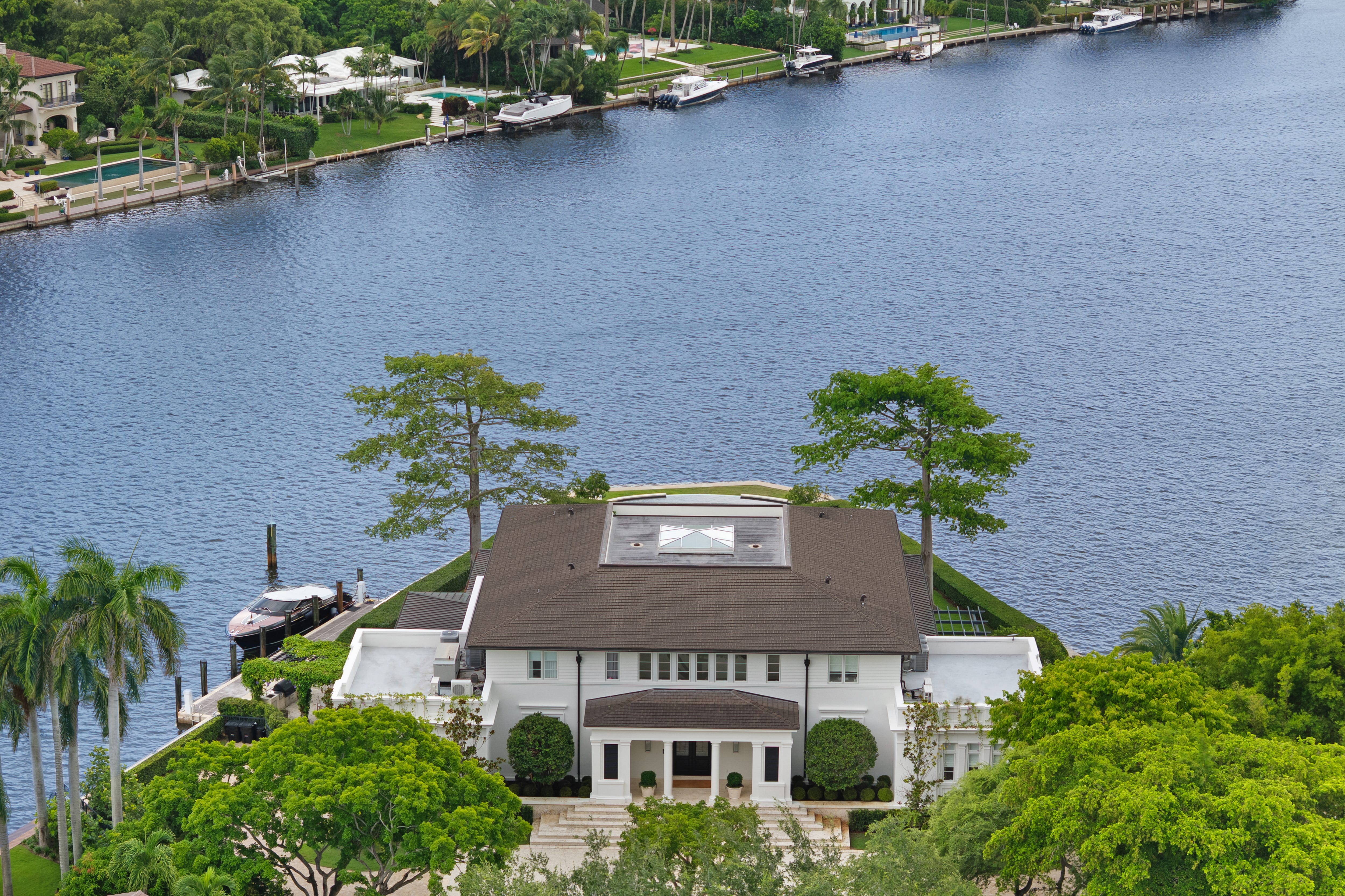 exterior of 555 Reinante Ave