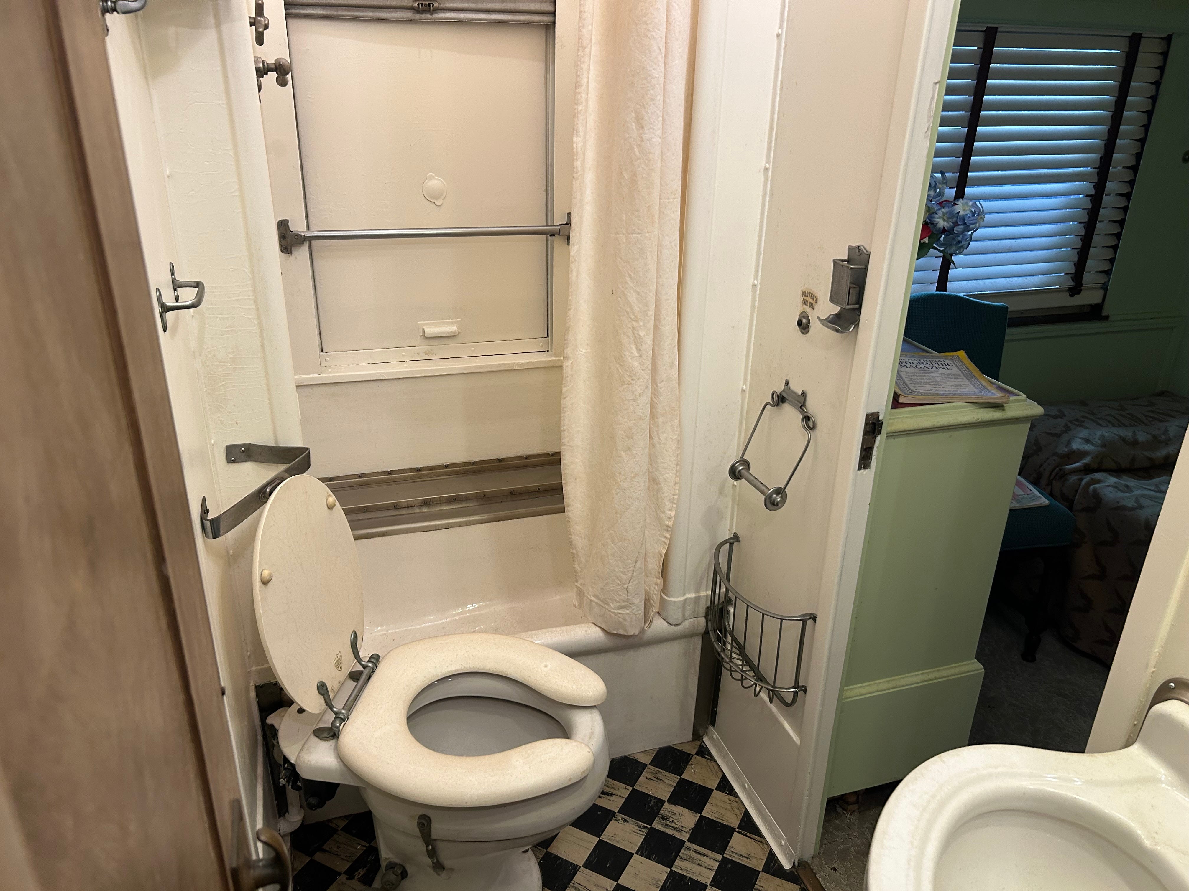 first lady's bathroom in us car one presidential train car