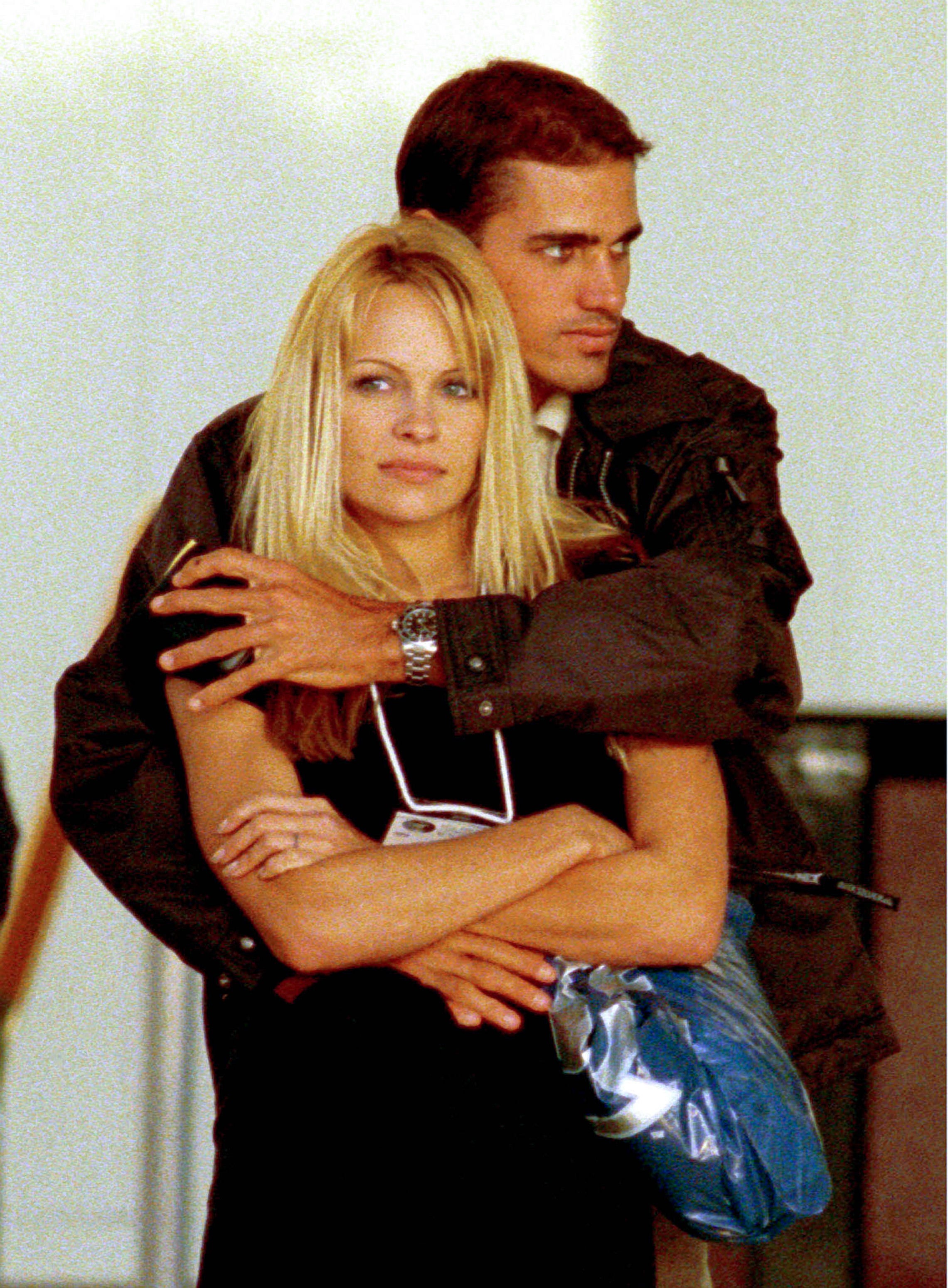 Kelly Slater holding Pamela Anderson