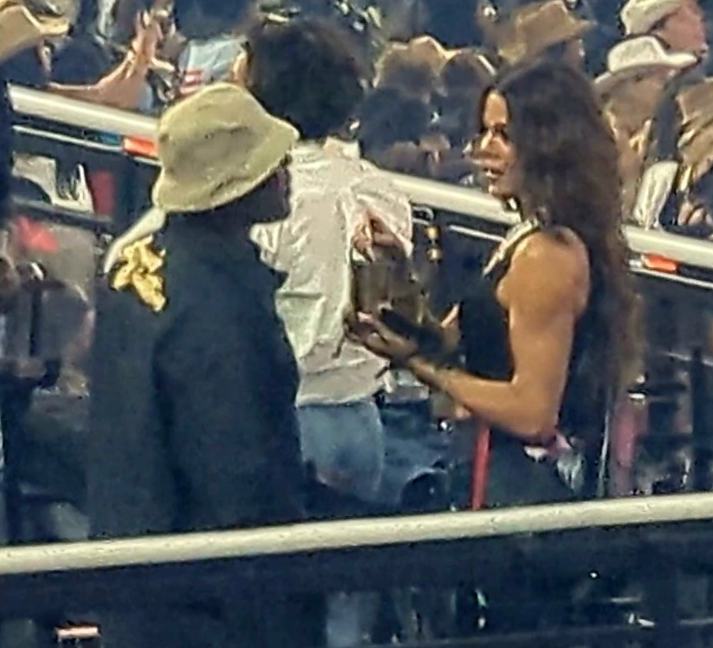 Corey Gamble talking with Khloe Kardashian at Beyonce's 