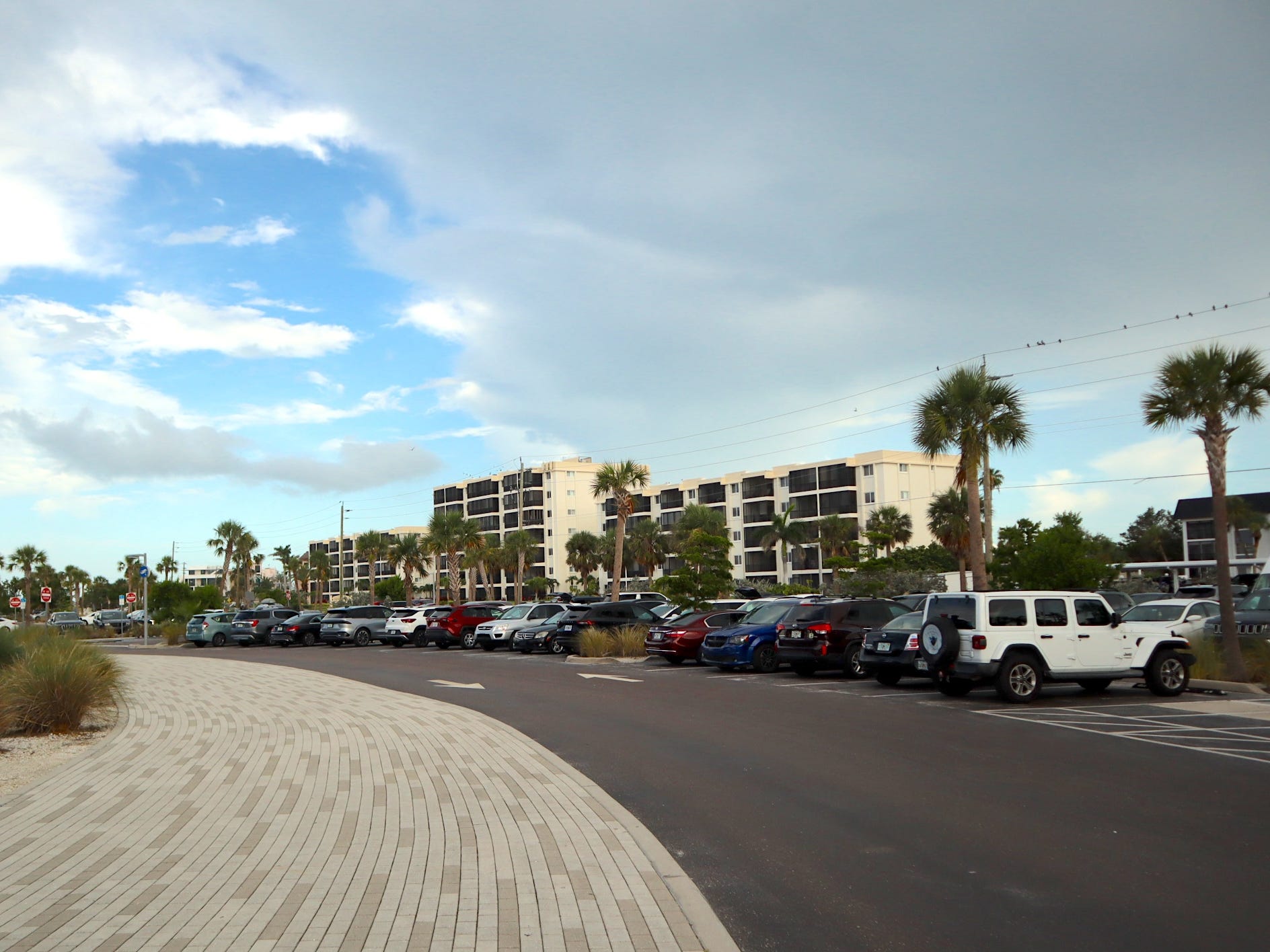 siesta key parking lot