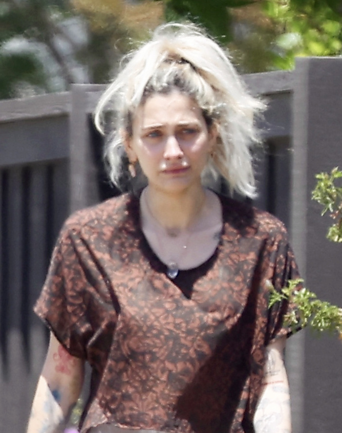 Paris Jackson crying while taking a walk.