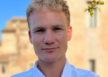 A young VC closed a $10 million fund for AI seed startups. Here’s what he’s looking for and the pitch deck he used.