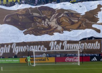 Aficionados del Galaxy toman acción ante el silencio de su equipo y abandonan el partido en protesta 