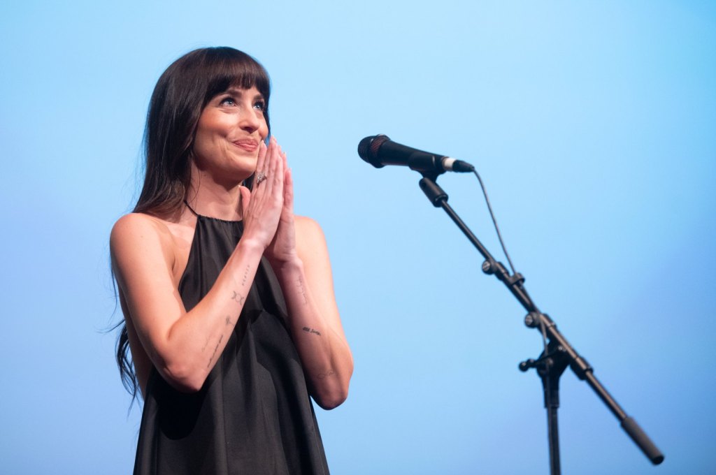 Dakota Johnson On Books, Music And Making Movies About Love In The Modern World: “I Learned That Dating Sucks” – Karlovy Vary Film Festival