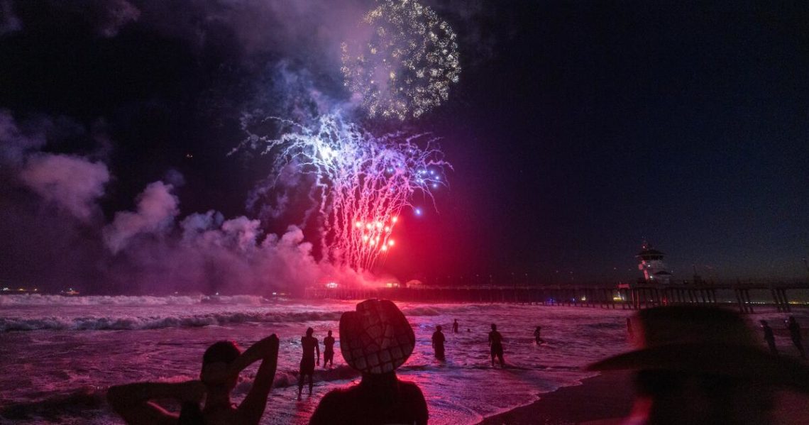 Las redadas de inmigración apagan los fuegos de varias celebraciones del 4 de julio, pero quedan muchas
