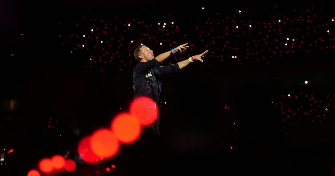 Renuncia CEO de empresa tecnológica tras polémica escena transmitida en concierto de Coldplay