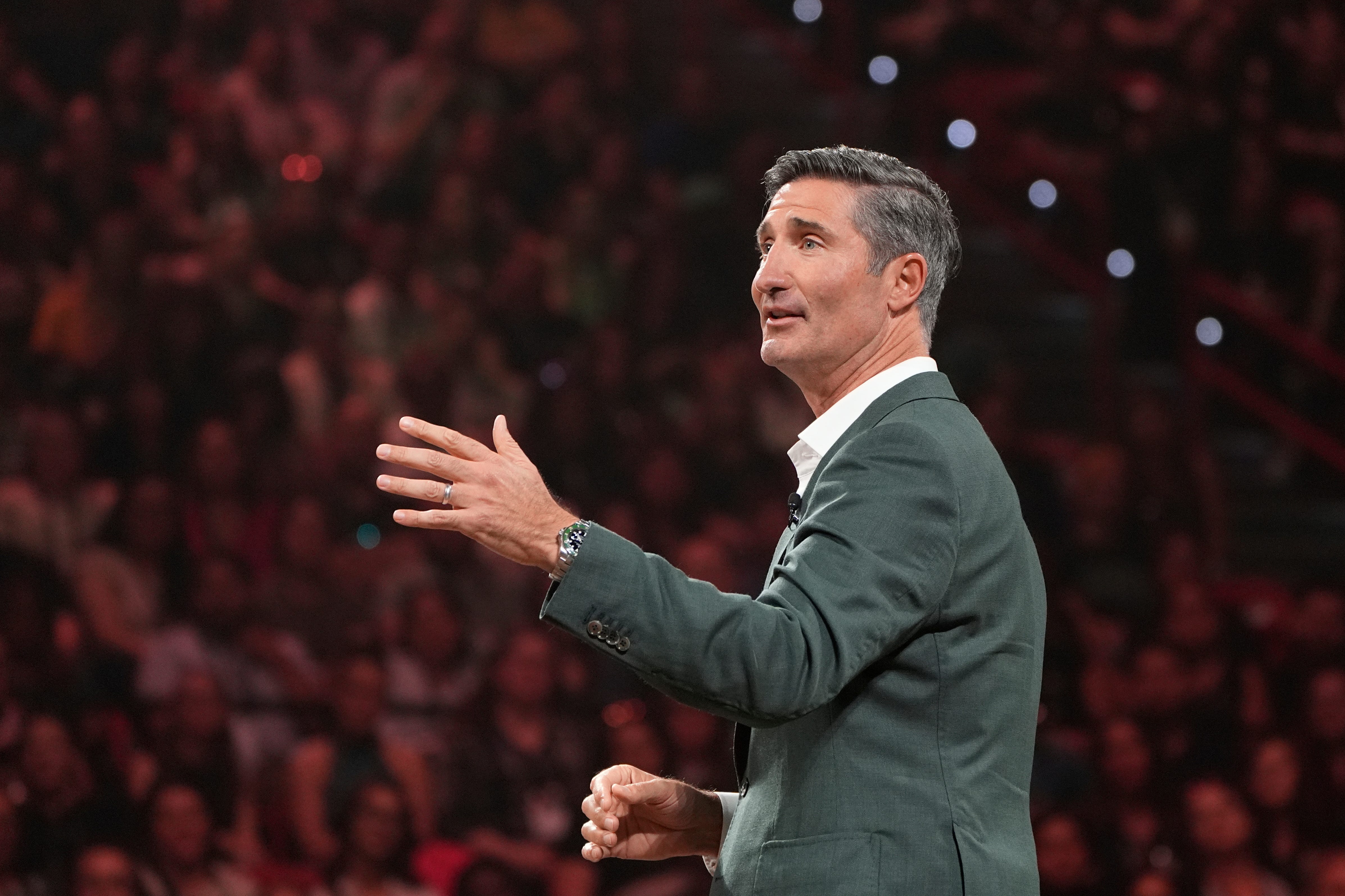 Brian Niccol giving a speech in front of a large audience.