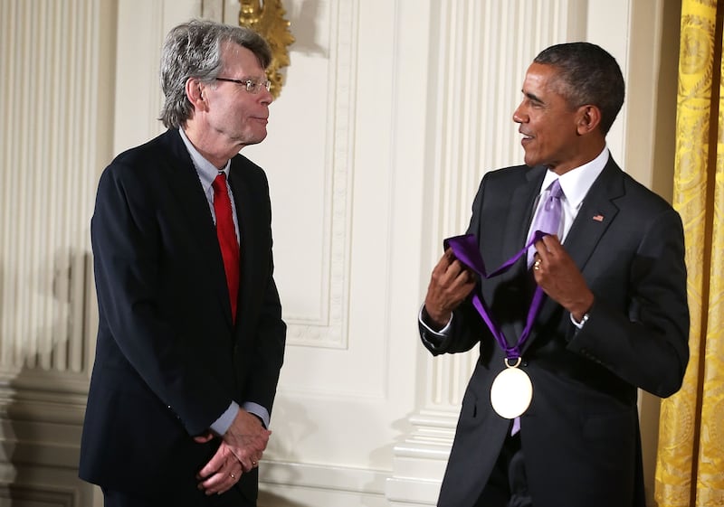 President Barack Obama (R) presents the 2014 National Medal of Arts to Stephen King (L)