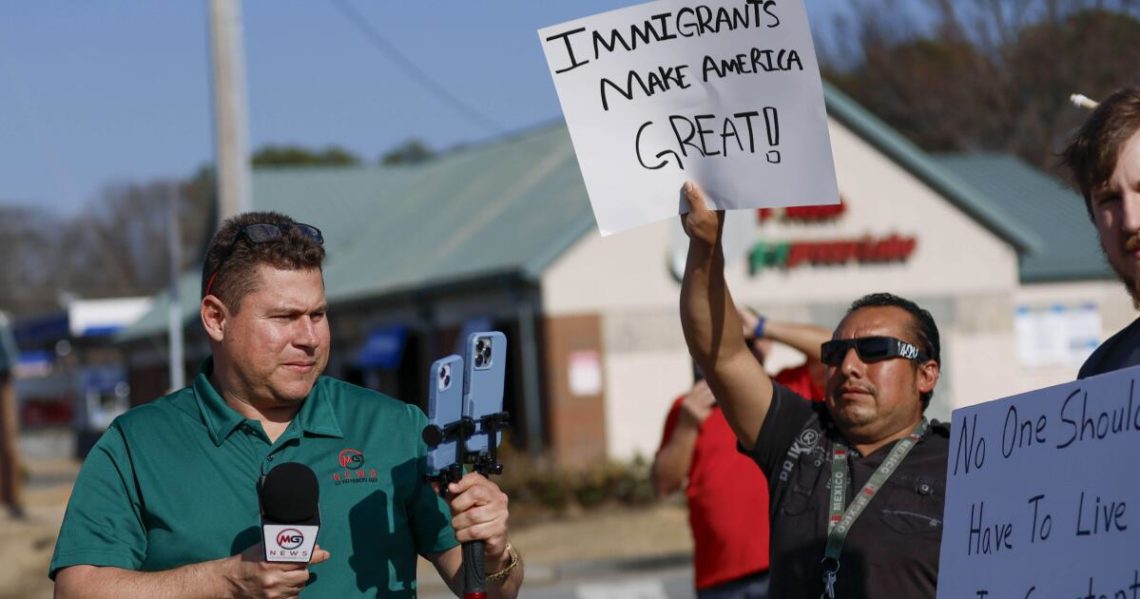 Un periodista latino detenido por ICE afirma que se siente ‘destrozado emocionalmente’