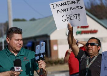 Un periodista latino detenido por ICE afirma que se siente ‘destrozado emocionalmente’