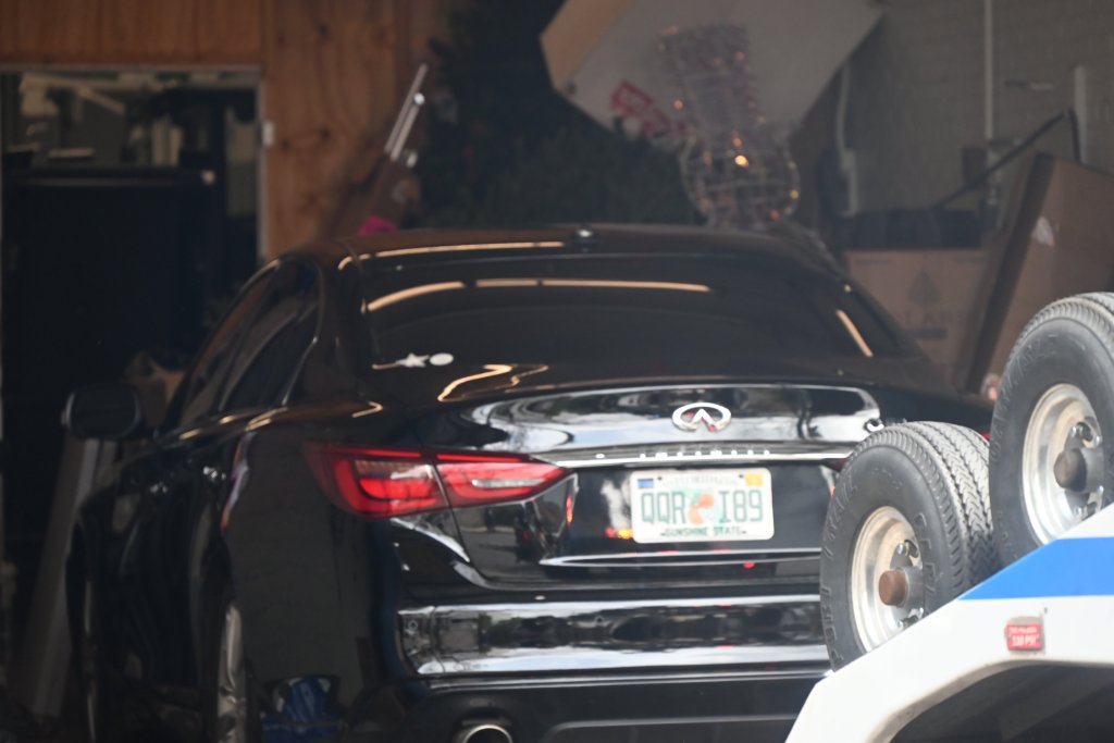 
Shaivar Sonalall, 23, followed his former girlfriend – who was riding in a car with her 31-year-old new beau behind the wheel – to 101st Street and Liberty Boulevard in Ozone Park around 10:40 p.m., authorities and sources said. 