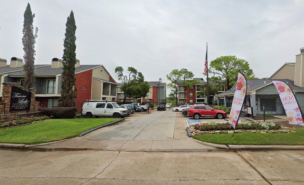 Towne Lake Apartments entrance.