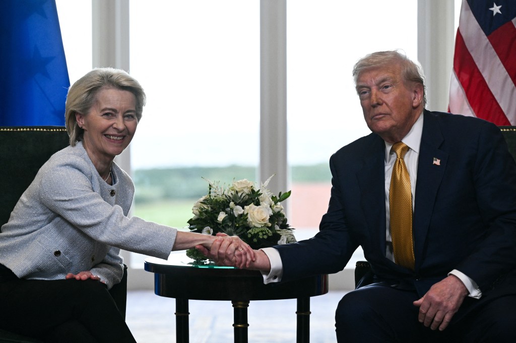 Donald Trump and Ursula von der Leyen shaking hands.