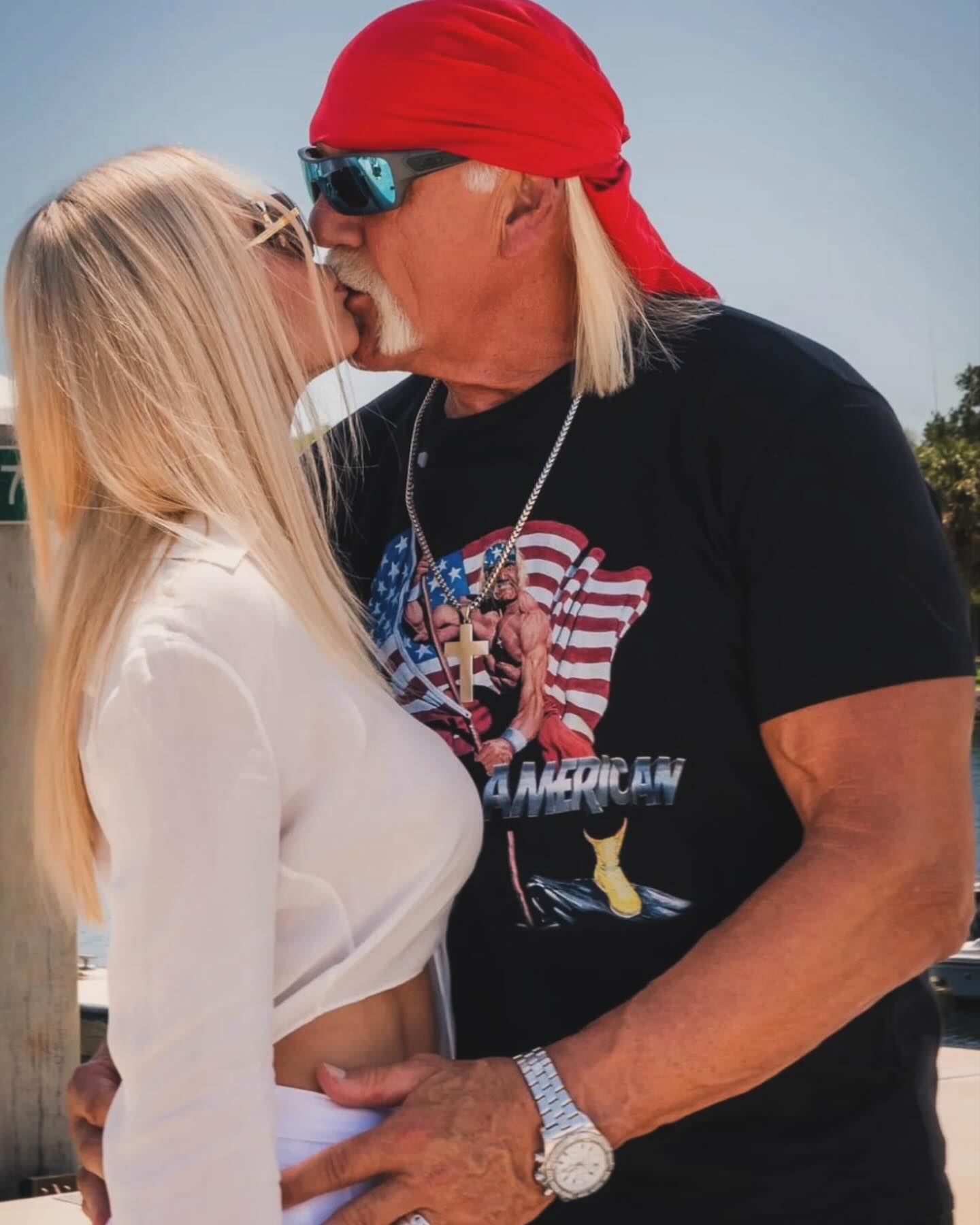 Sky Daily and Hulk Hogan kissing.
