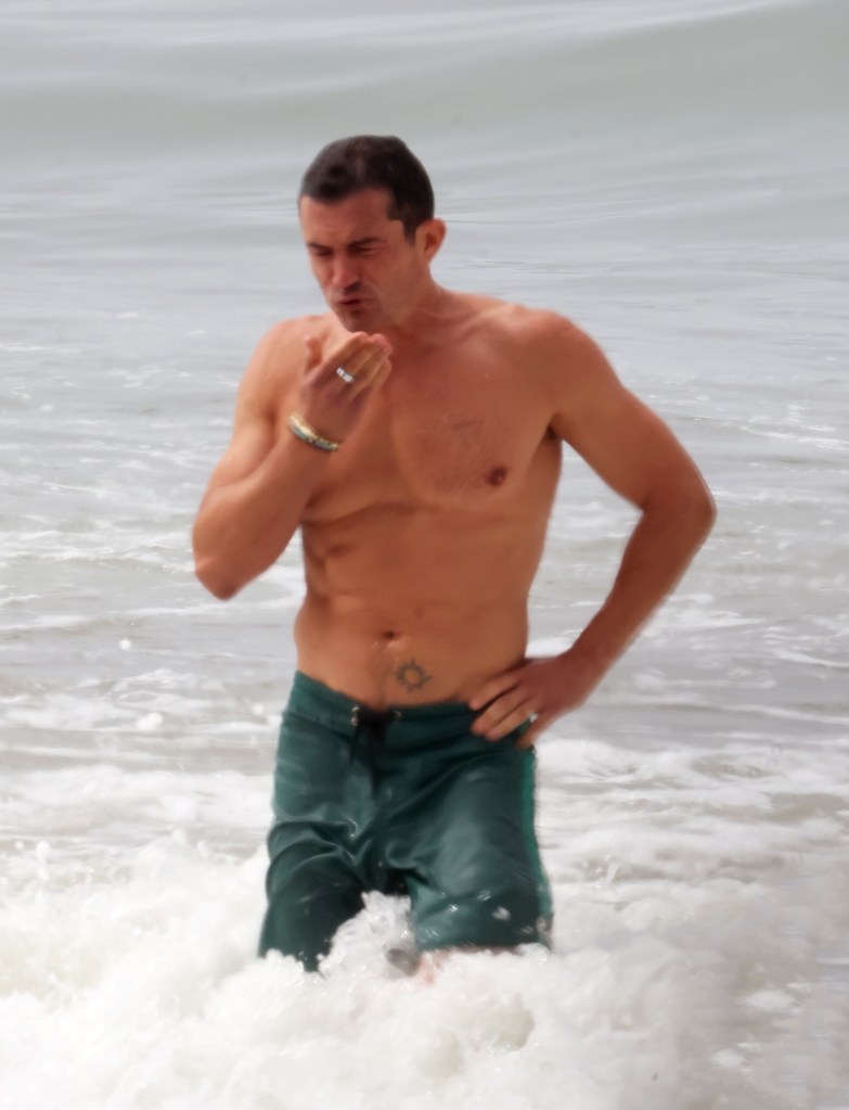 *PREMIUM-EXCLUSIVE* Santa Barbara, CA Newly single and clearly not sweating it, Orlando Bloom was spotted soaking up the California sun - and showing off his chiseled set of abs - while hanging in the Pacific with a friend. The Pirates star looked every bit the laid-back bachelor, serving beach-ready confidence and post-breakup glow.
