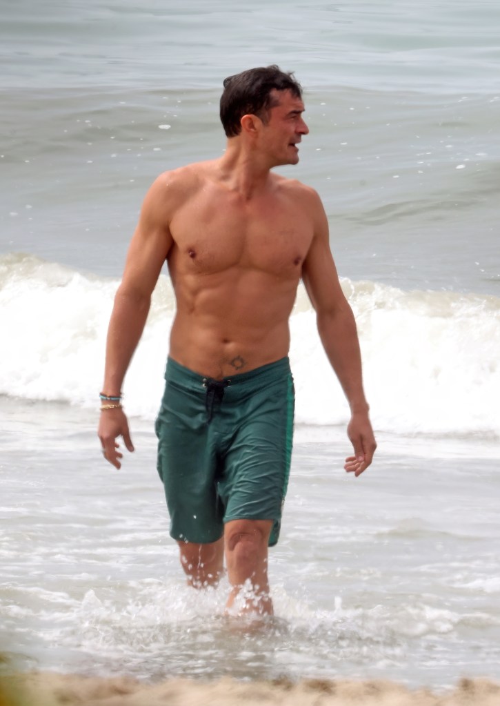 *PREMIUM-EXCLUSIVE* Santa Barbara, CA Newly single and clearly not sweating it, Orlando Bloom was spotted soaking up the California sun - and showing off his chiseled set of abs - while hanging in the Pacific with a friend. The Pirates star looked every bit the laid-back bachelor, serving beach-ready confidence and post-breakup glow.
