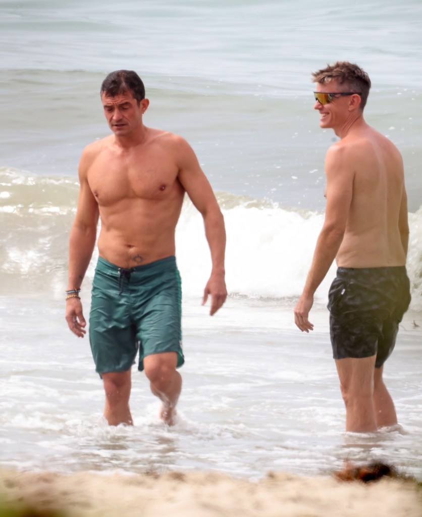 *PREMIUM-EXCLUSIVE* Santa Barbara, CA Newly single and clearly not sweating it, Orlando Bloom was spotted soaking up the California sun - and showing off his chiseled set of abs - while hanging in the Pacific with a friend. The Pirates star looked every bit the laid-back bachelor, serving beach-ready confidence and post-breakup glow. 