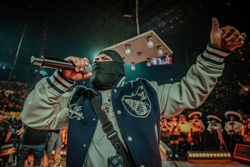 Narco rapper El Makabelico performing on stage.