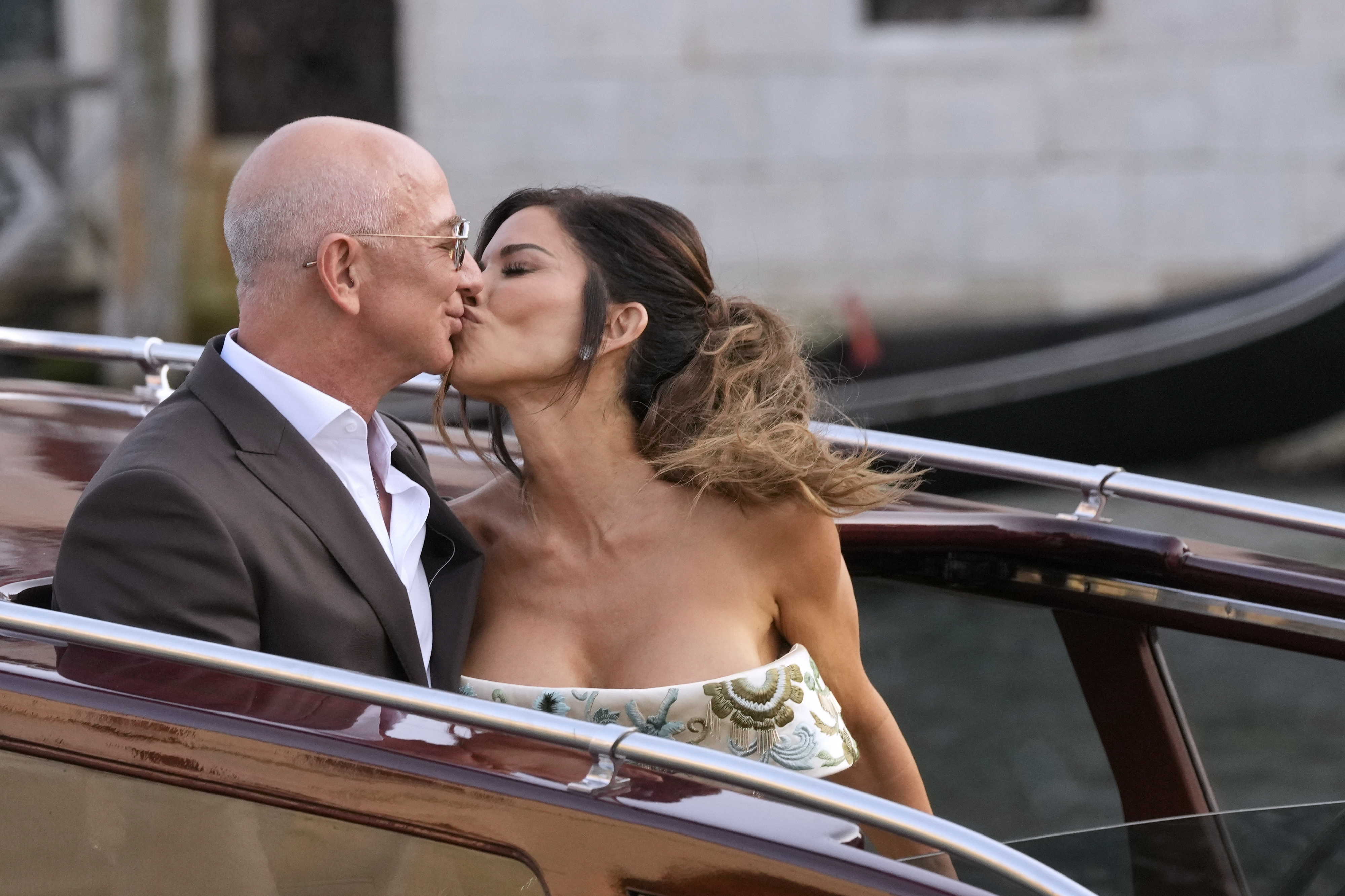 Lauren Sánchez and Jeff Bezos kissing in Venice, Ital y, in 2025
