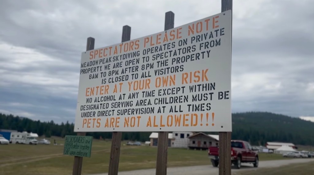 Sign at Meadow Peak Skydiving: open to spectators 8 AM to 8 PM; enter at your own risk; no alcohol, children must be supervised; pets not allowed.