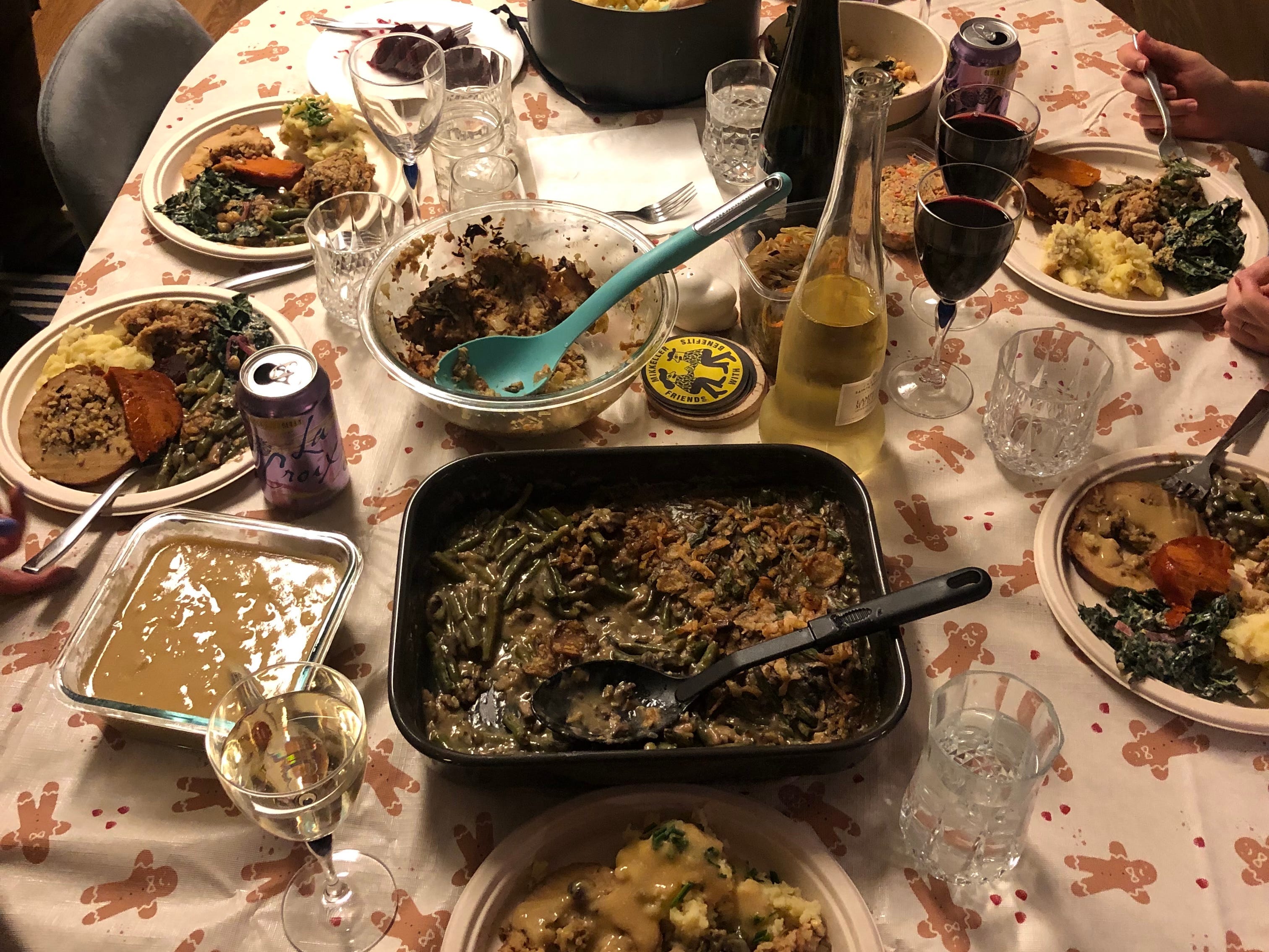 Friendsgiving table