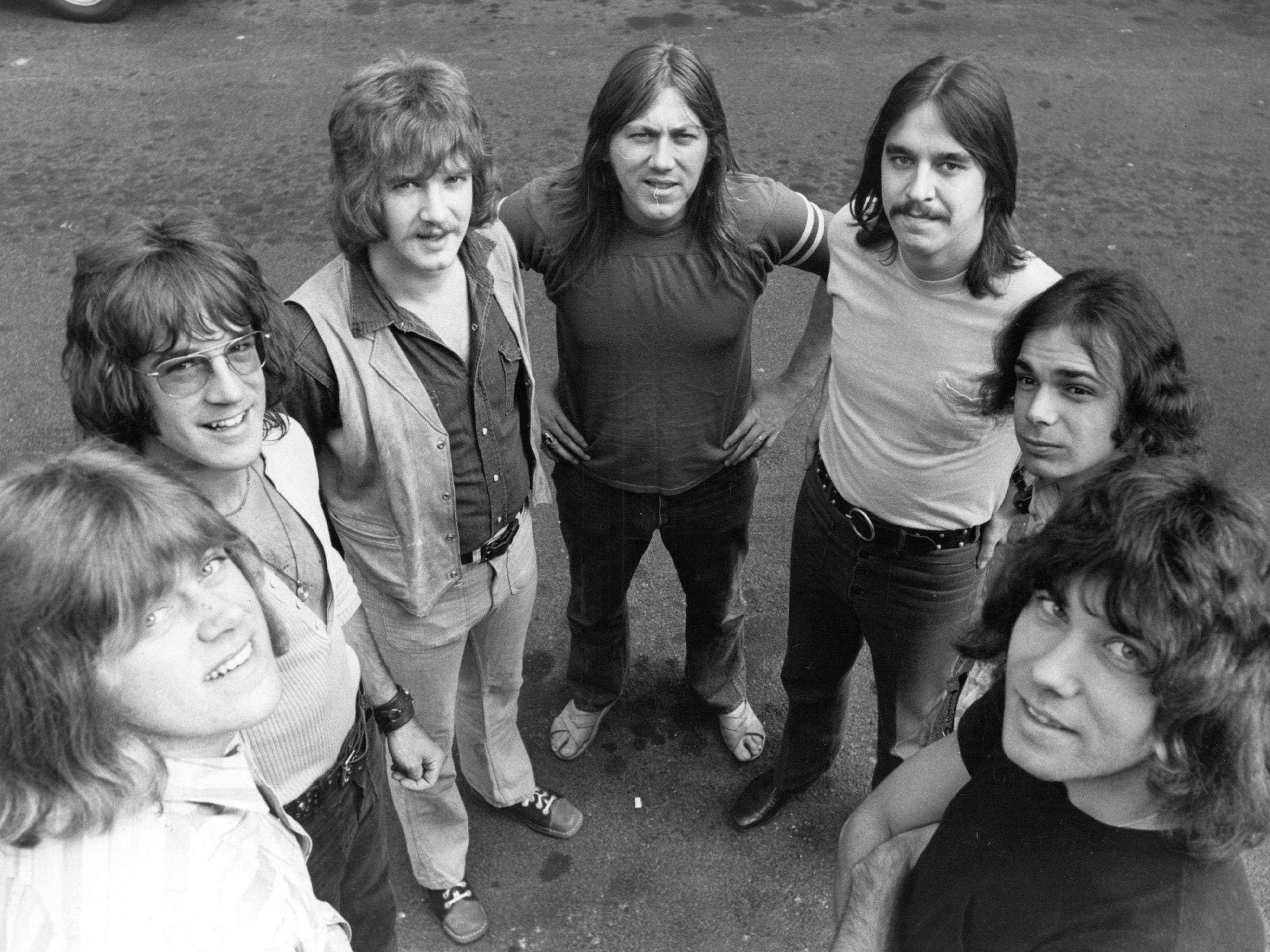 27th August 1970: American rock band Chicago, in England to top the bill at the 1970 Isle of Wight festival. From left to right; Pete Cetera (bass), James Pankow (trombone), Lee Loughnane (trumpet), Terry Kath (guitar), Walter Parazaider (saxophone) and Danny Seraphine