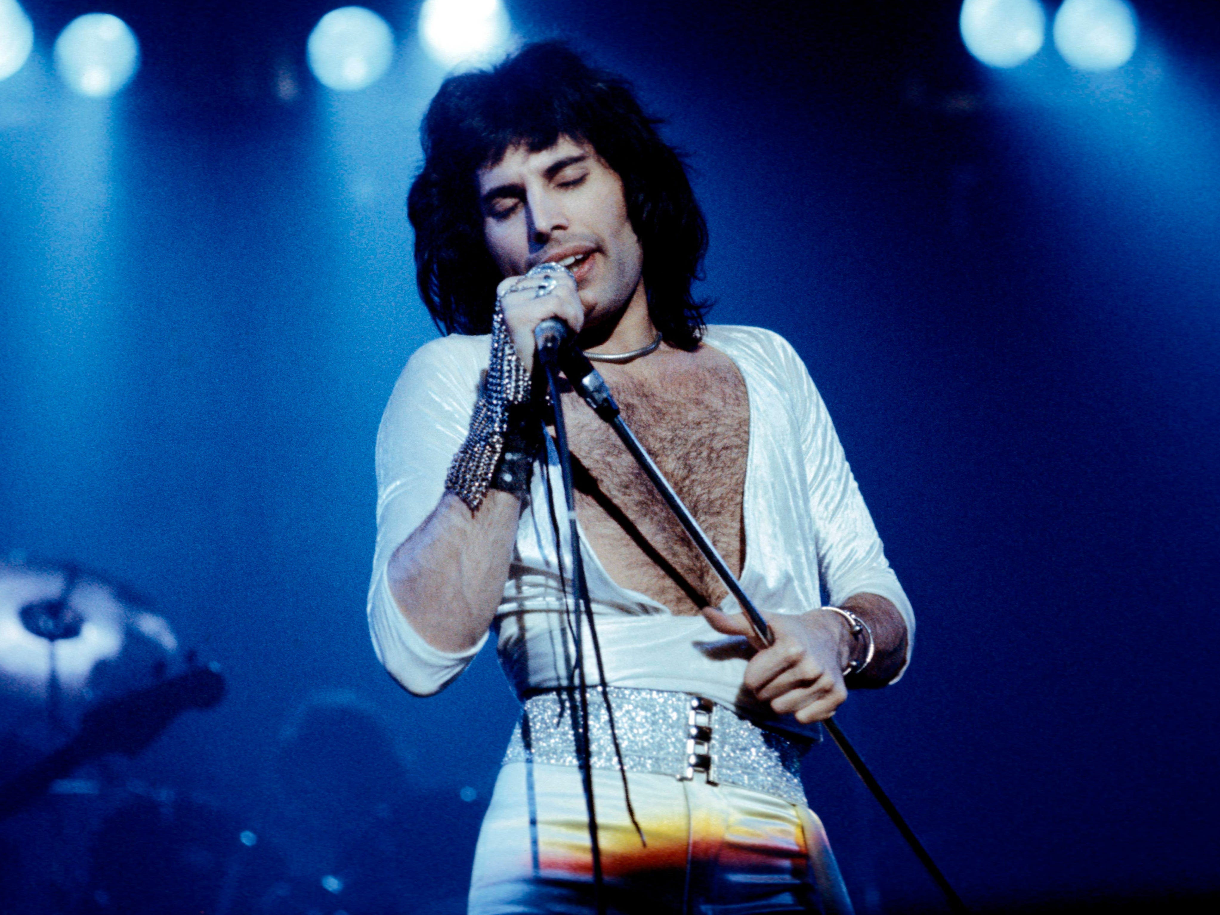 Photo of Freddie MERCURY and QUEEN; Freddie Mercury performing live on stage,