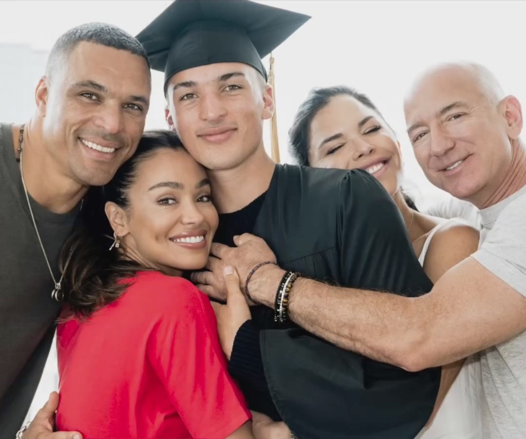 Tony Gonzalez, October Gonzalez, Nikko Gonzalez, Lauren Sánchez and Jeff Bezos all hugging.