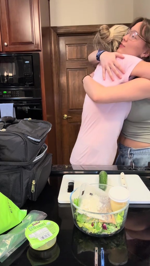 Kate and Alexis Gosselin hugging